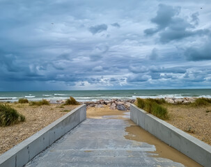 Fototapeta premium Stürmischer Herbsttag an der französischen Kanalküste bei Calais, Normandie