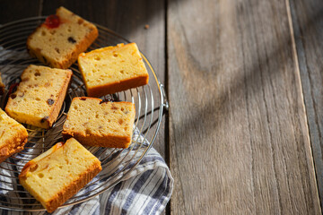 ケーキクーラーに乗せられた焼き菓子