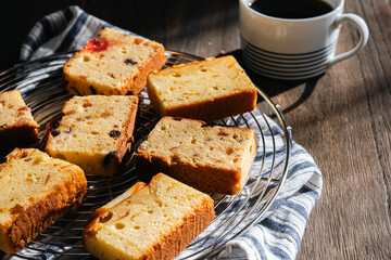 ケーキクーラーに乗せられた焼き菓子