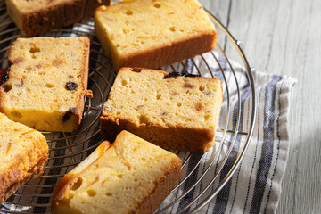 ケーキクーラーに乗せられた焼き菓子