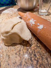 wygniecione ciasto na pierogi, teraz czas na wałkowanie i nadziewanie