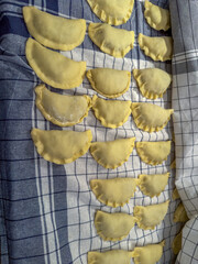 surowe pierogi nadziewane kapustą i grzybami