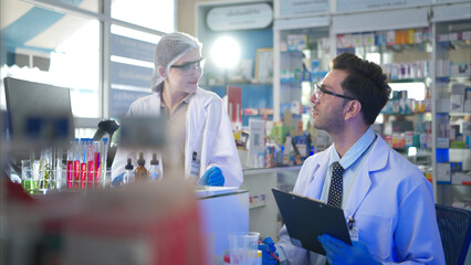 Obraz premium Pharmacist and chemical scientist doing antibiotic trials and testing in the laboratory