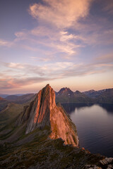 alpenglühen auf dem berg segla auf der insel senya