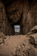 torghatten der fels mit dem riesigen loch in norwegen