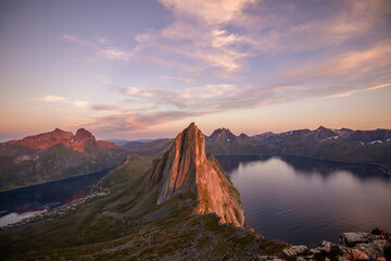 berg segla auf senja in spektakulären farben