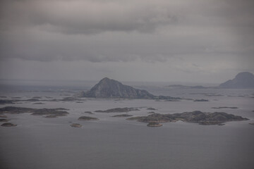 berge auf den lofoten am meer mit t&uuml;rkisem wasser