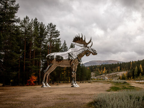 gro&szlig;e silberne elch statue in norwegen