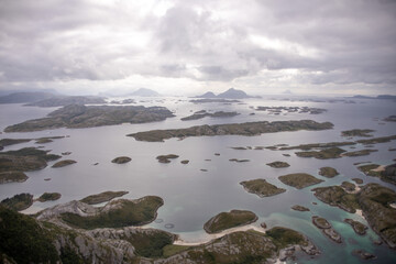 Aussicht auf norwegische inseln im meer