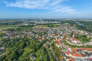Die oberbayerische Stadt Vohburg an der Donau im Sommer von oben