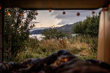 Aussicht aus einem Campingbus in die natur