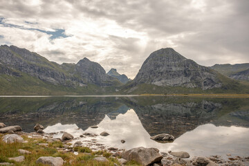 ruhiger bergsee mit berg spiegelung