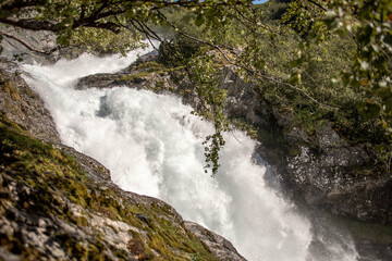 Wilder Wasserfall in unberührter Natur