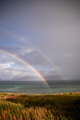 Doppelt Regenbogen &uuml;ber Wald und Meer