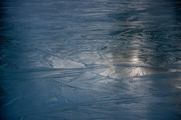 Gefrorener See mit eisiger Oberfläche und einzigartigen Mustern