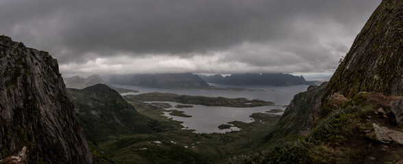 Spektakuläre Aussicht von einem Berg auf eine Landschaft mit Fjorden und Bergen