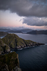 Berge kommen aus dem Meer in Norwegen