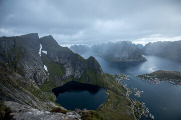 Berge kommen aus dem Meer in Norwegen