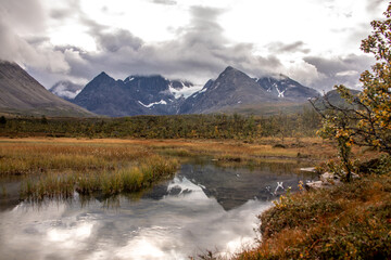 berglandschaft mit kleinem see 