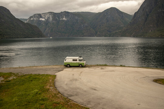 kleiner campingbus am meer