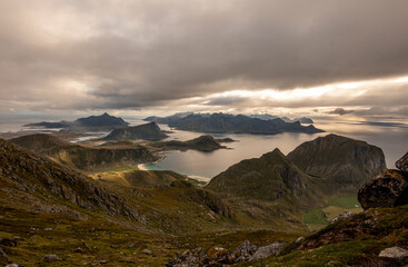 Berge kommen aus dem Meer in Norwegen