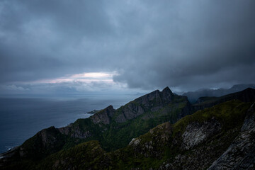 berg mit wolken und meer