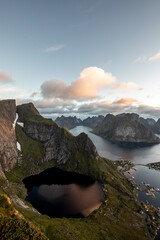 Berge kommen aus dem Meer in Norwegen