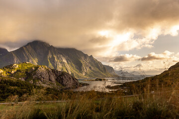 Berglandschfat mit Meer und Wolken