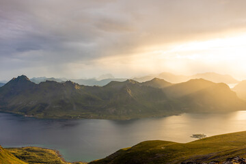 atemberaubende berglandschaft in norwegen