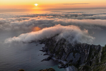 wolken gleiten zum sonnenuntergang über berg 
