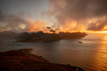 Farbenspiel sonnenuntergang auf den lofoten