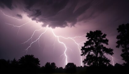 Un poderoso rayo que atraviesa un cielo oscuro y tormentoso con siluetas de &aacute;rboles en primer plano