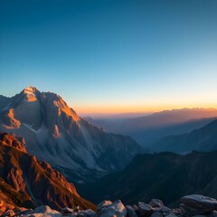 Fototapeta premium Una vista impresionante de un paisaje montañoso con la primera luz del amanecer iluminando las cumbres.