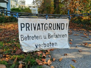Schild im Herbst