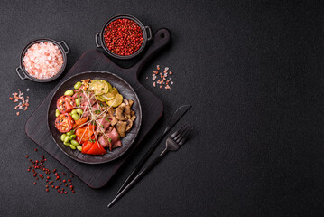 Warm salad consisting of slices of roast beef, greens, tomatoes, cucumbers, green beans