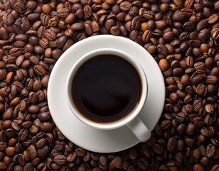 Taza de caf&eacute;, sobre una monta&ntilde;a de granos de caf&eacute; arabica tostados.