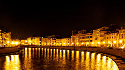 Obraz premium Stadt in der Nacht / am Fluss