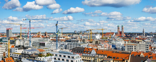 Panoramaansicht der München Großstadt Innenstadt Deutschland mit zahlreichen Baukränen, die das...