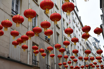 Myriade de lanternes rouge et or du Nouvel An chinois à Paris