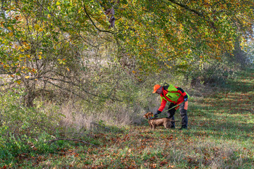 Hundf&uuml;hrer mit Alpenl&auml;ndischer Dachsbracke