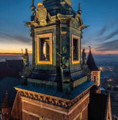 Kraków: Zamek na Wawelu z odnowioną Wieżą Zegarową. Widok z bliska z drona