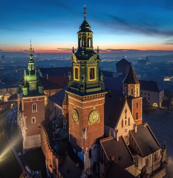Krak&oacute;w: Zamek na Wawelu z odnowioną Wieżą Zegarową. Widok z bliska z drona