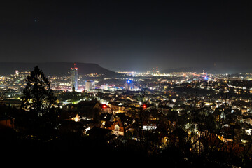 Obraz premium View of Jena in Thuringia from the Landgrafen viewpoint in the early hours of New Year's Eve 2025