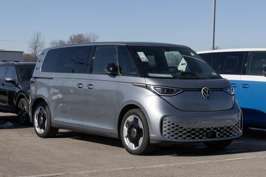 Volkswagen ID. Buzz Pro S RWD Minivan at a dealership. Volkswagen offers the ID. Buzz with up to 234 mile range. MY:2025