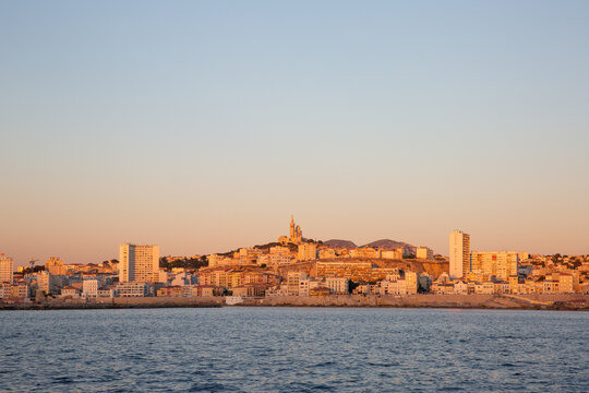 Vue sur la ville de Marseille au coucher de soleil et ligne d'horizon vue de la mer