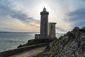 Lumière d’hiver sur le phare du Petit Minou, où un ciel voilé aux teintes subtiles de bleu et jaune se mêle à l’horizon maritime de la Bretagne.