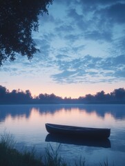 Obraz premium A tranquil evening scene with a canoe on still waters under the fading light of the day.
