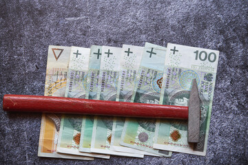 polskie banknoty ,młotek  © Marcin Łazarczyk