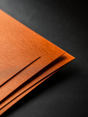 Strukturierte braune Papiere in verschiedenen Winkeln auf dunklem Hintergrund

