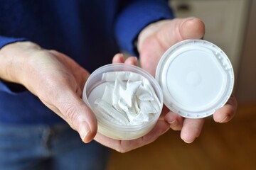 A box of snuff pads in the hands of women